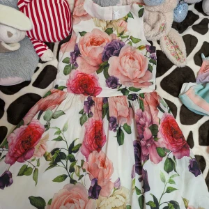 Blommig ärmlös klänning i bomull - Priset kan diskuteras. Superfin ärmlös klänning med stort blommönsterett.