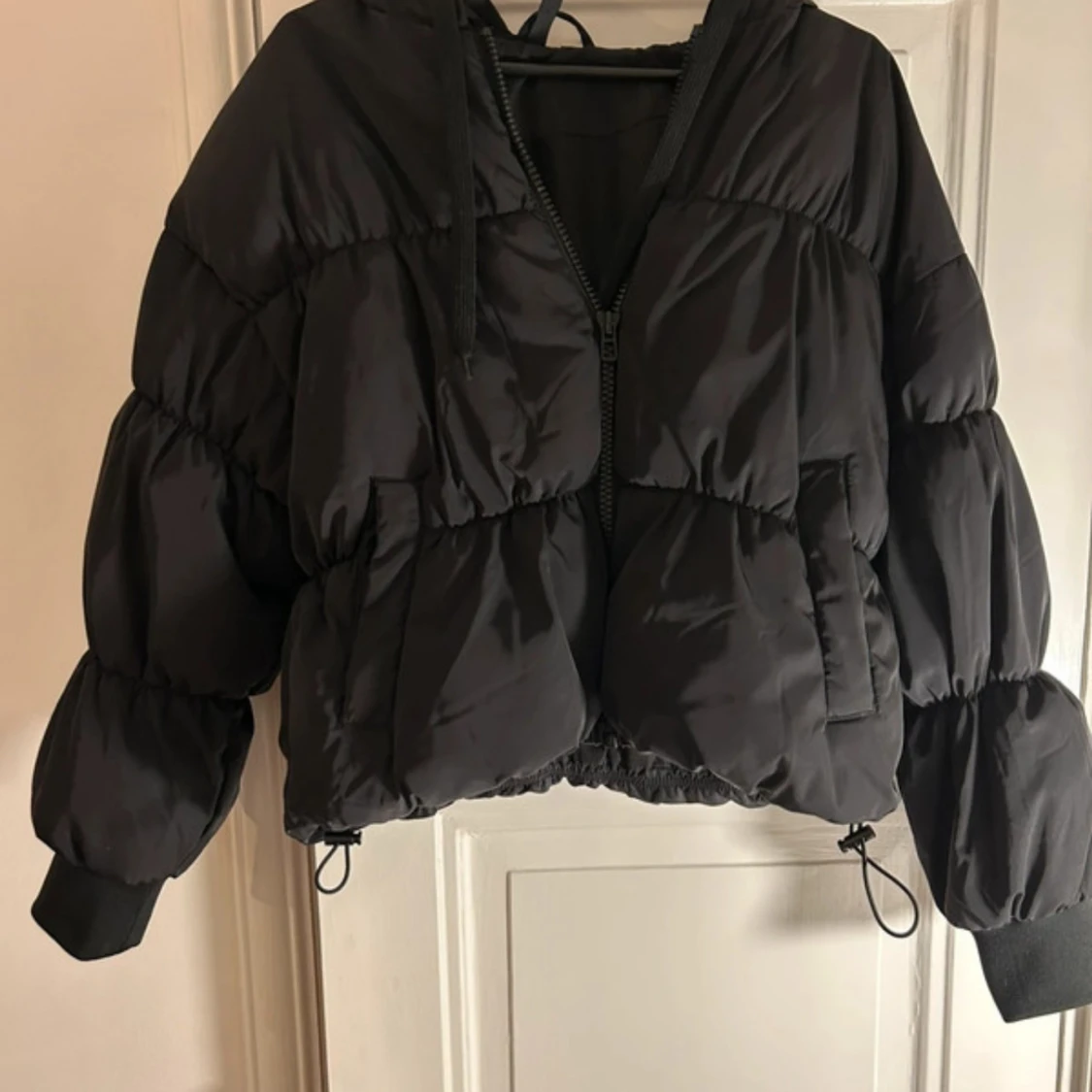 Svart croppad pufferjacka med huva - 2
