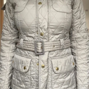 Jacka quiltad Barbour  - Jättefin quiltad jacka från Barbour i stl 34. Passar även 36/S som jag är. Färgen är ljus sand/beige. Passar höst/vår. Superfint skick, sparsamt använd.  