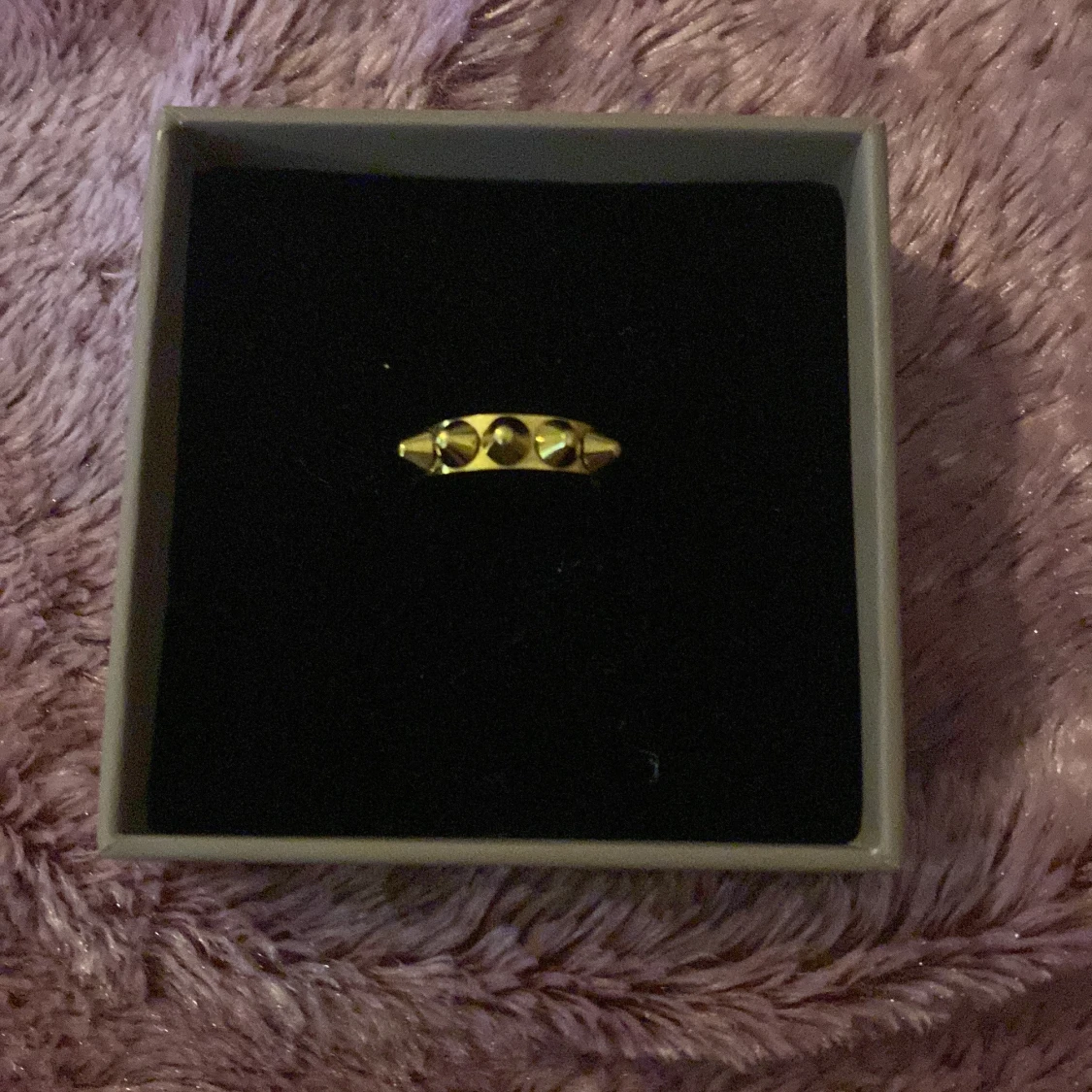 Guldig ring med nitar från Edblad - 1