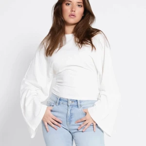 Vit långärmad topp med vida ärmar - Säljer en jätte fin tröja från lager157 st M men passar mig som har xs/s, använd 1 gång 🤍