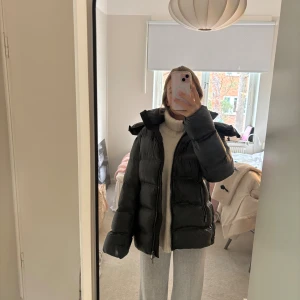 Massimodutti  - Superfin jacka! Den e mörkgrön med silvriga detaljer. Inga defekter. Nypris är 2900kr
