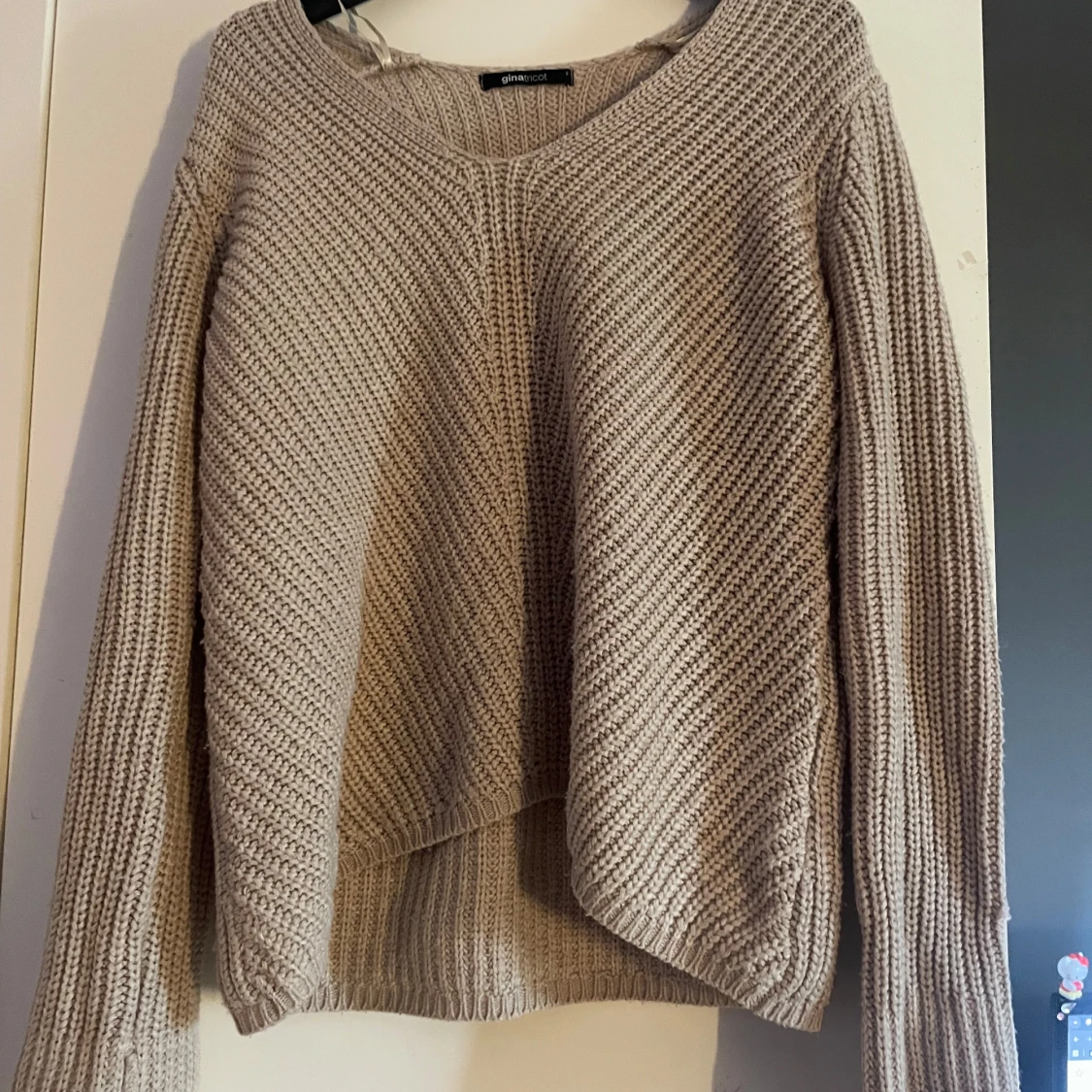 Beige stickad tröja från Gina Tricot