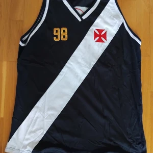Vasco da Gama fotbollströja ärmlös - Snygg ärmlös fotbollströja från Vasco da Gama i svart med vit diagonal rand, broderad röd klubbemblem och siffrorna 98 och 10 i gult och rött. Klassisk V-ringning med vita detaljer. Perfekt för dig som gillar brasiliansk fotboll.