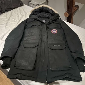 Canada goose vinterjacka - En relativt sliten men fin canada goose jacka i small men har passat mig som är 185, den är äkta men jag har tyvärr inget kvitto, den är också väldigt varm, inga hål, vid frågar så är det bara o skriva till mig!