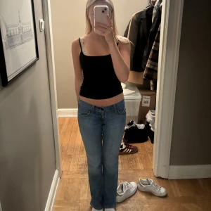 Bootcut jeans med låg midja - Säljer ett par jeans köpa second hand i sl w26 längd 32