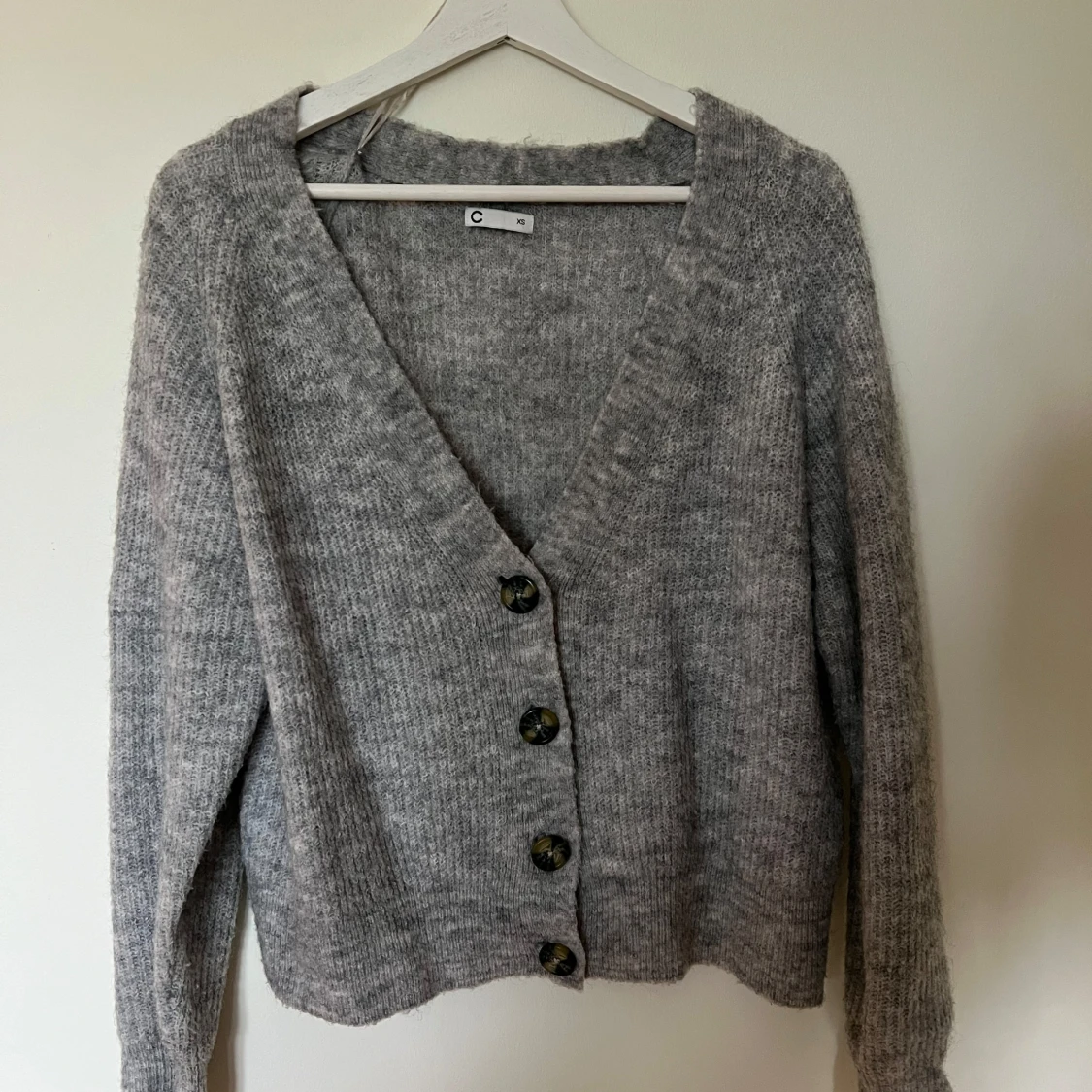 Grå stickad kofta med knappar