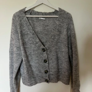 Grå stickad kofta med knappar - Mysig grå stickad kofta från Cubus🤍