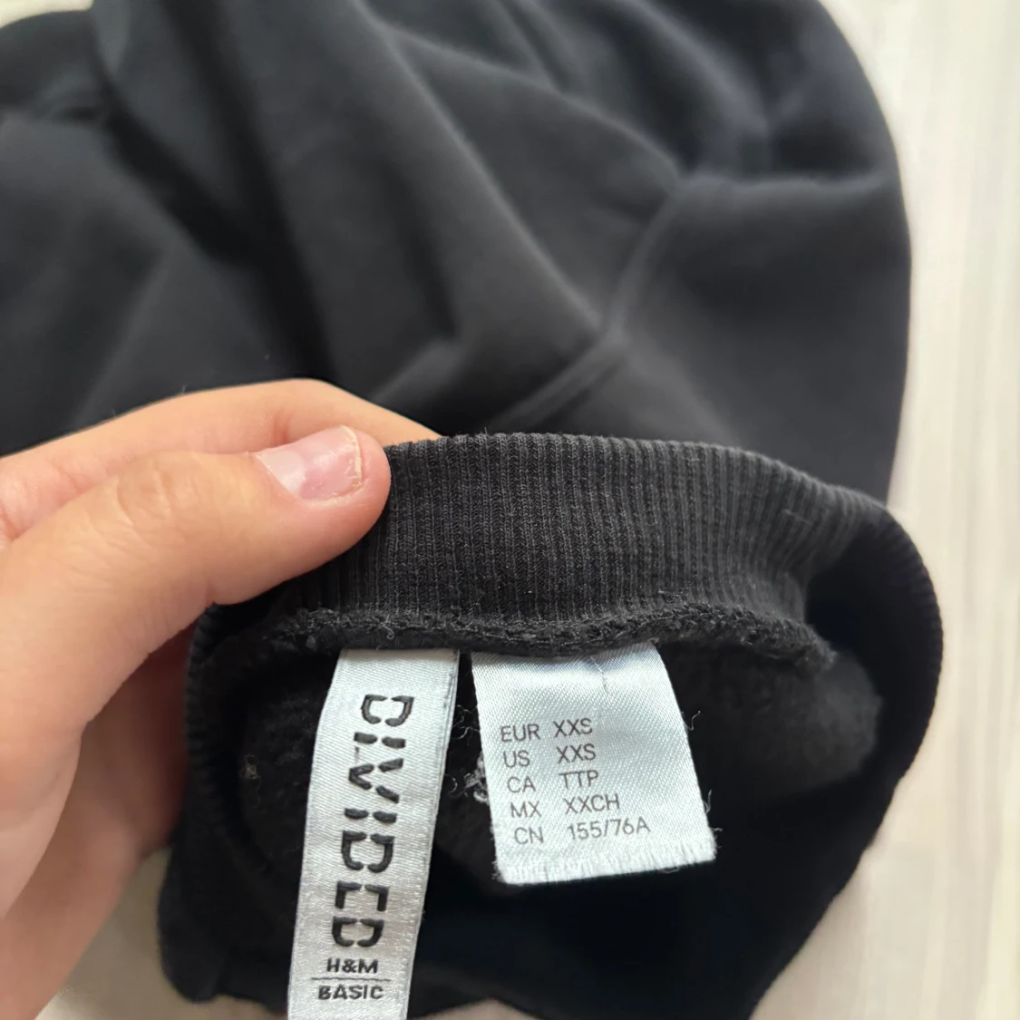 Svart sweatshirt från H&M Divided - 2