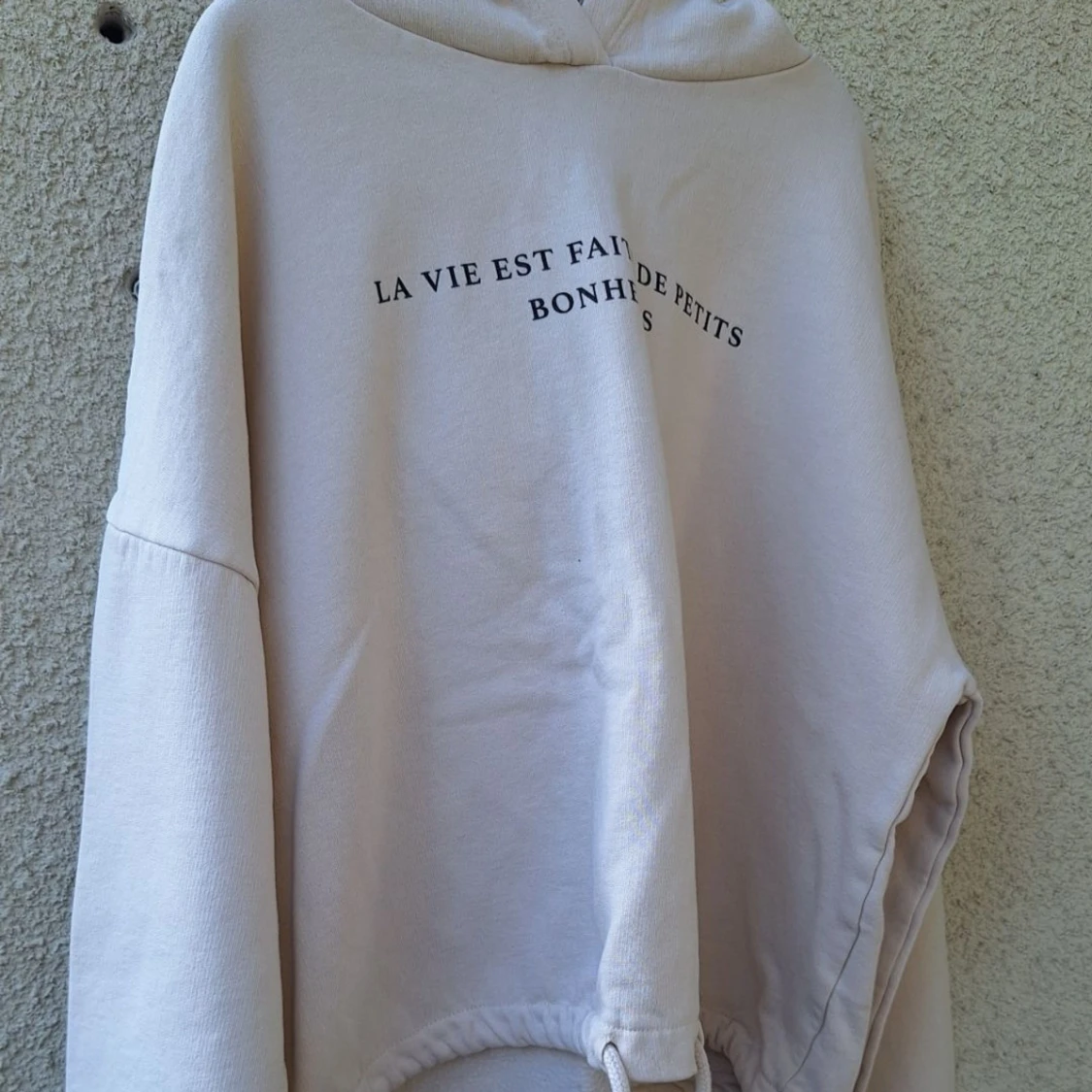 Beige hoodie med fransk text - 1