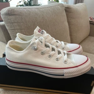 Vita Converse All Star sneakers strl 36 - Klassiska vita Converse All Star sneakers i canvas. Oanvända.