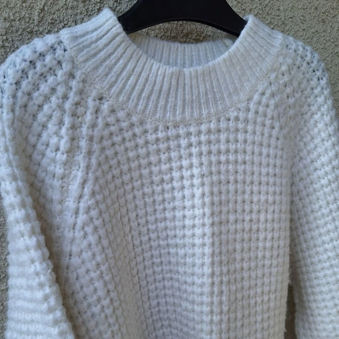 Vit stickad tröja med grov struktur - 1
