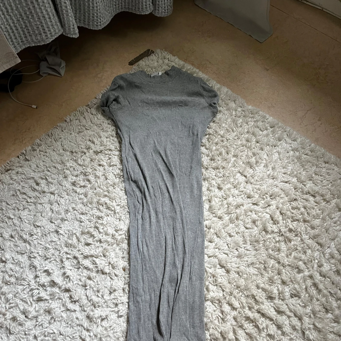 Grå ribbad långklänning