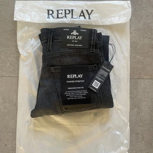 Helt nya Replay jeans - Helt nya aldrig använda!! Storlek W 29 L 34. Snygga svarta/gråa  Replay jeans i slim passform. Jeansen har klassisk femficksdesign, diskreta sömmar och är tillverkade i denim. Perfekta för dig som gillar en stilren look med lite edge. Skriv vid funderingar och kom privat om du vill ha fler bilder!!