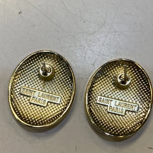 Glittriga örhängen i guld - Snygga ovala örhängen som täckta med glittrande stenar i guld. Statement-accessoar som verkligen drar blickarna till sig. Perfekta för dig som vill sticka ut med exklusiv stil och lyxig känsla.