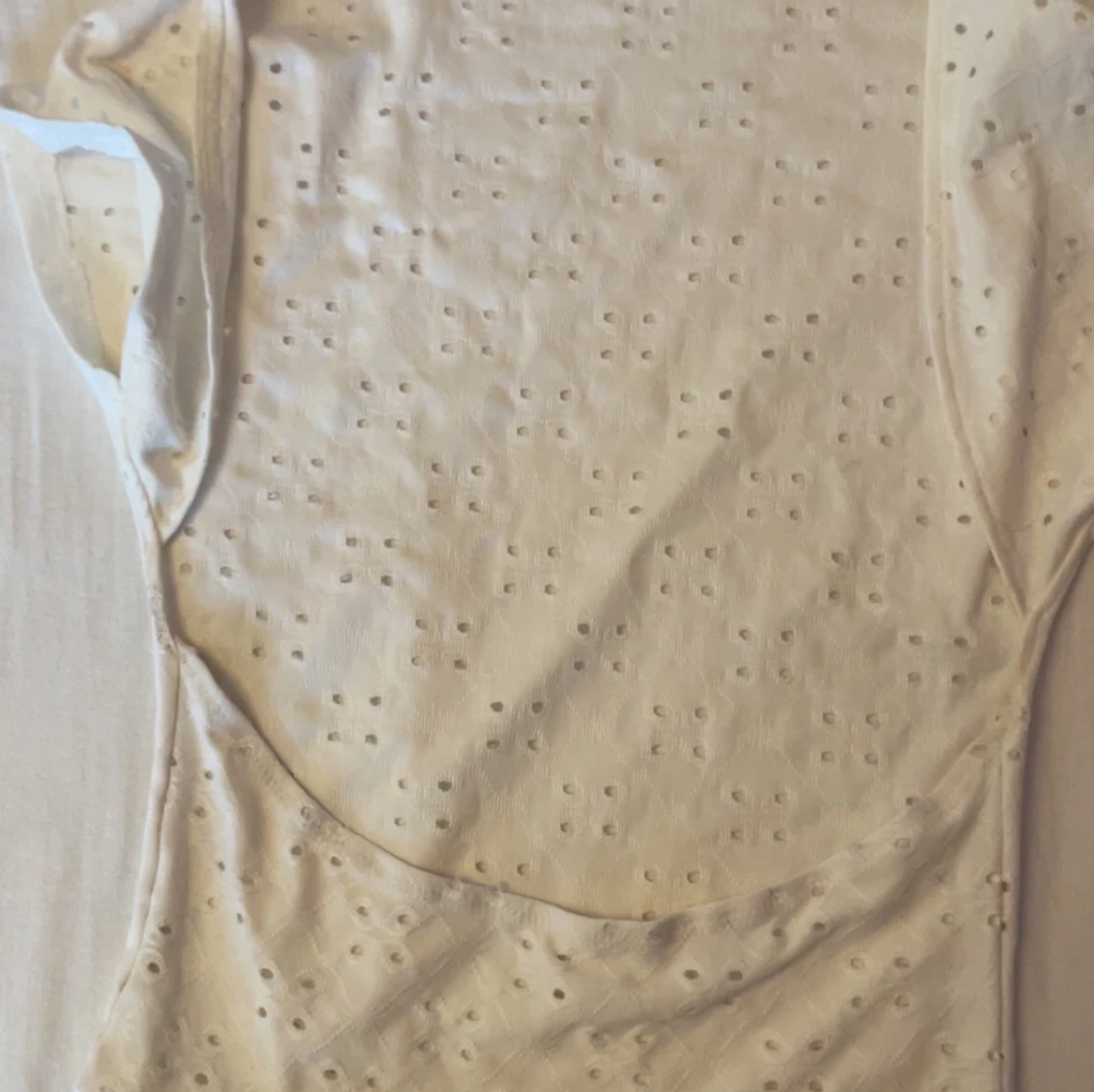 Vit broderad blus med hålmönster - 1