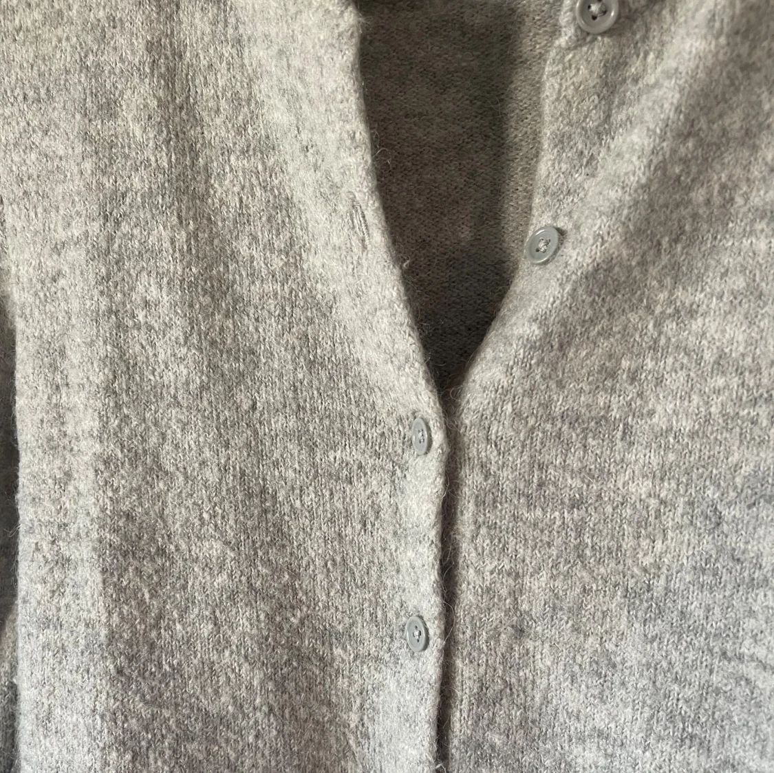 Grå stickad kofta från Gina Tricot - 2