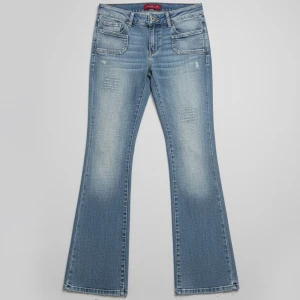 Blå bootcut jeans från Girl 20 - Snygga blå bootcut jeans från Girl 20 med ljus tvätt och slitna detaljer framtill. Jeansen har klassiska fickor både fram och bak samt hällor för bälte. Perfekt för dig som gillar en avslappnad och trendig look. Endast en av knapparna är kvar vid dragkedjan 