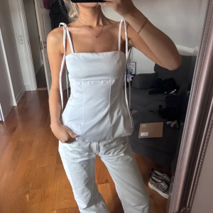 Zara topp - Elegant snygg Zara topp med band upptill som man kan knyta hur man vill. Toppen har en defekt innanför som inte syns när man bär toppen(sista bilden)