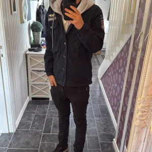  Ralph Lauren field jacka - Säljer en mörkblå overshirt från Polo Ralph Lauren med coola patchar på bröstet och ärmen. Jackan har två stora bröstfickor med knappar och klassisk krage. Tillverkad i bomull och perfekt för lager-på-lager-stil. Stängs med knappar framtill. Jag är 170 och den sitter bra på mig