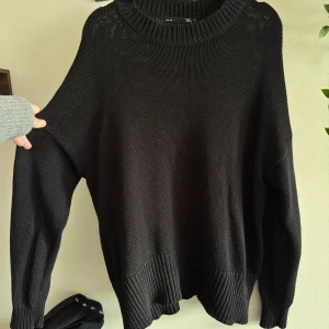 Stickad tröja svart  - Hel och ren! ✨