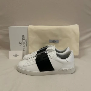 Valentino Garavani Open  - Tja, säljer dessa Valentino Open i mycket bra skick|| skick 9/10|| inga D-effekter|| Storleken är 43|| Nypris: ~7000 mitt pris: 3199 men priset är diskuterbart|| Om ni har några frågor eller funderingar är det bara att fråga|| Trendwear1