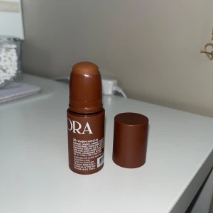 Isadora Contour Stick Warm Mocha - Krämig contour stick från Isadora i färgen 36 Warm Mocha. Enkel att applicera och blenda för ett naturligt resultat🤩OBS! Helt oanvänd, förutom att jag testade att dra den en gång på min hand 🫶🏼