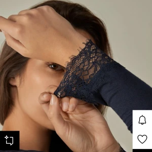 Intimissmi tröja med spets - Supersnygg mörkblå blus med lång ärm och v-ringad hals med spetsdetaljer. Sitter tight och har transparent känsla, perfekt för att lyfta din outfit. Spetsen går även igen vid ärmsluten för extra stilpoäng.
