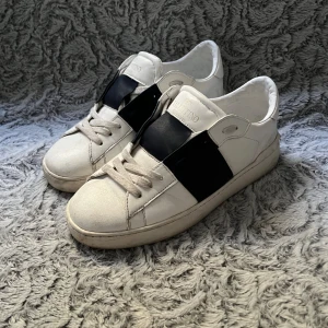 Valentino Open - Säljer dessa fräscha valentino opens skor. Storlek 41 passar 42. Kom gärna med frågor eller prisförslag. Kommer utan box