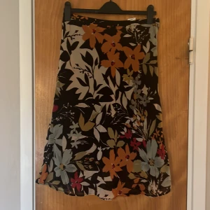 Blommig kjol storlek 36 - Fin blomkjol från h&m som jag säljer eftersom den inte passar mig. Den är 70cm lång och har två ”lager” ett foder och ett tunt yttertyg. I princip oanvänd. 