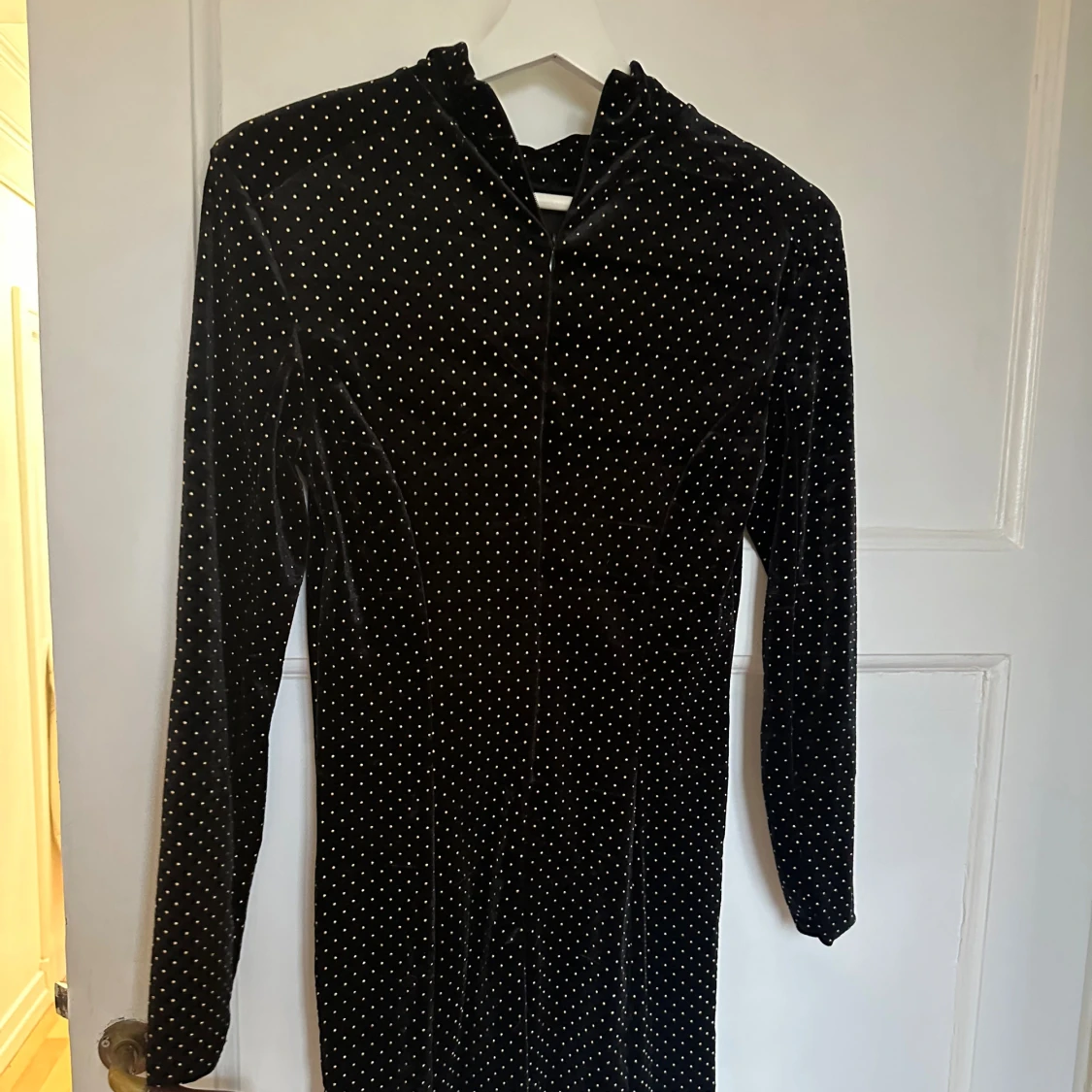 Svart sammetsklänning med prickar BikBok - 3