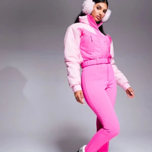 Rosa skidoverall Asos 4505 - Snygg skidoverall i två nyanser av rosa med hög krage, dragkedja och bälte i midjan. Overall har flera fickor med dragkedja och är fodrad med mjuk fleece på insidan. Perfekt för dig som vill sticka ut med färg i vinter. Ny med lappar kvar.