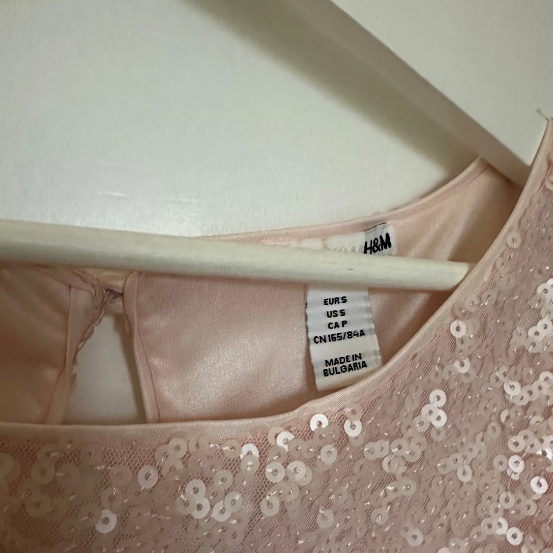 Ljusrosa paljettklänning från H&M - 2