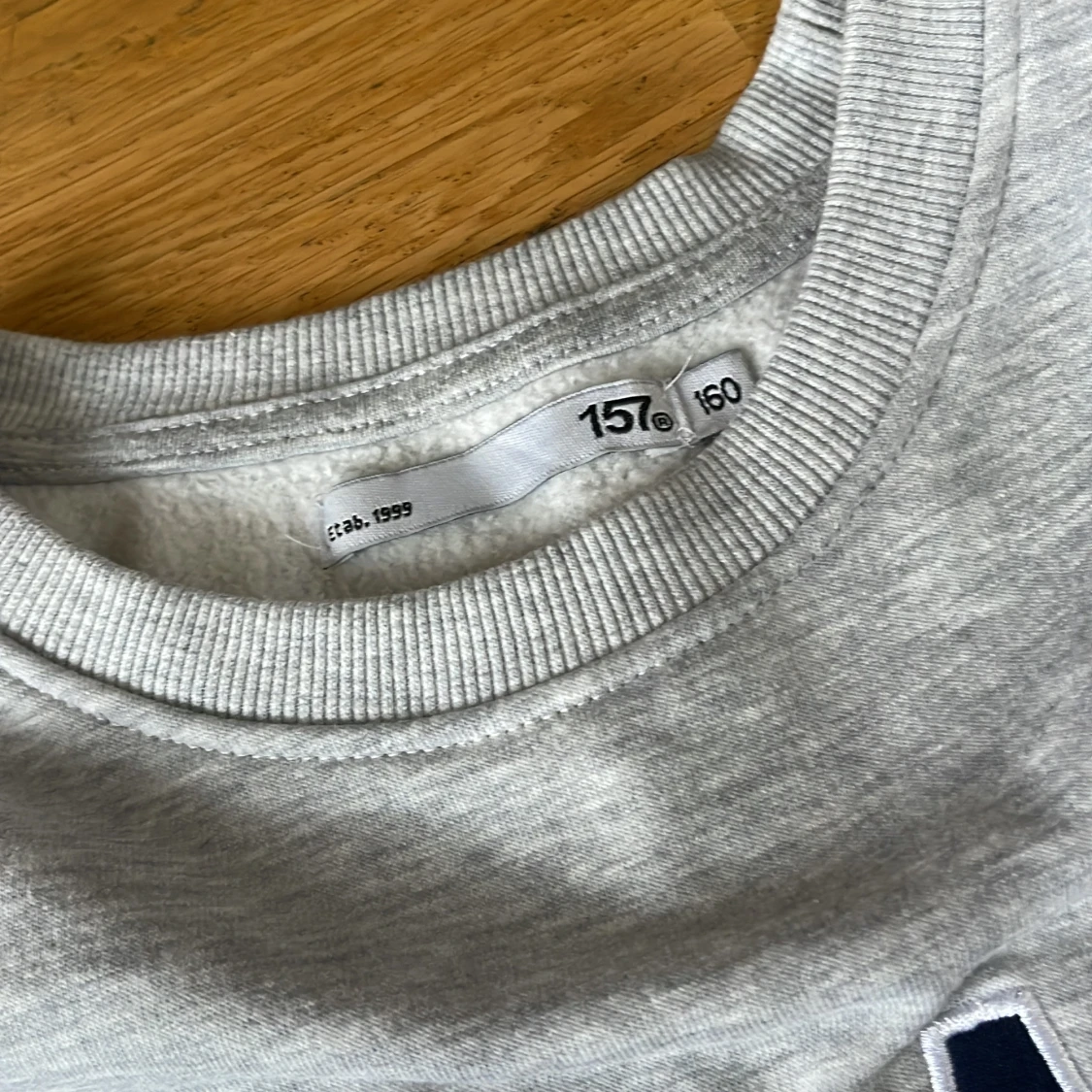 Grå sweatshirt med CHICAGO-tryck - 4