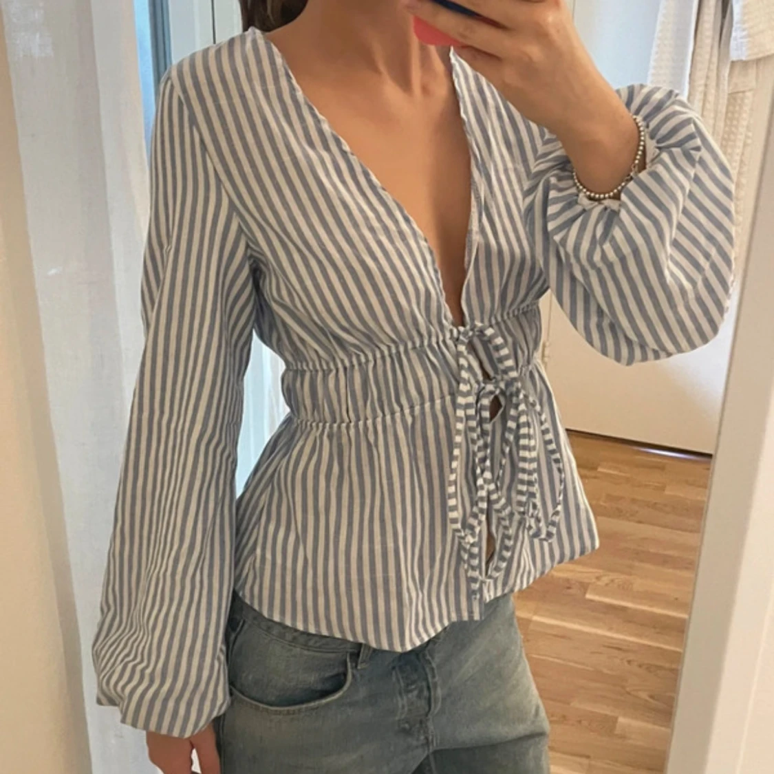 Blåvit randig blus med snörning - 1