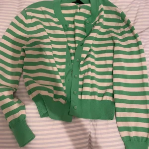 Randig stickad - Vit och grönrandig stickad kofta i storlek M