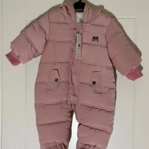 Murmur Bear - oanvänd overall, storlek 74 - En helt ny Murmur Bear overall i färgen rosa, storlek 74, 6-9 månader.   Oanvänd overall med päls inuti. Den har fickor fram och stängs med dragkedja och knappar.   Skickar med frakt eller avhämtning i Växjö. Vid flera köp kan du som köpare välja samfrakt. Fraktpriset ingår inte i priset. 