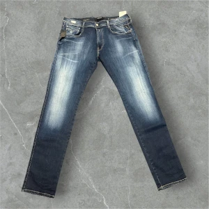 Replay Anbass HyperFlex - 📍Storlek:38  💪🏽Skick:Nya med prislapp   📐Mått:Waist38:Length34:  📎Material:88%Bomull:8%polyester  📦Skickar alltid inom 24h  💸Köp fler plagg för att få billigare pris  ✅Äkthetsgaranti