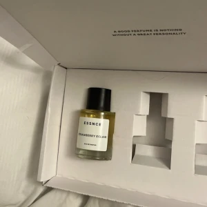 strawberry eclair essence parfym💗🍰 - jätte fin parfym som är väldigt omtyckt och passar en snäll tjej!!! helt ny, fick hem igår, endast doftad 🫶🏻🫶🏻 