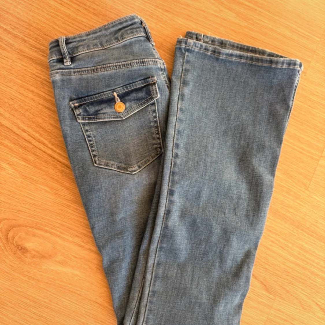 Blå jeans med raka ben och fickdetaljer - 1