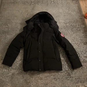 Svart dunjacka från Canada Goose - Säljer en svart dunjacka från Canada Goose!! Dom är helt nya 