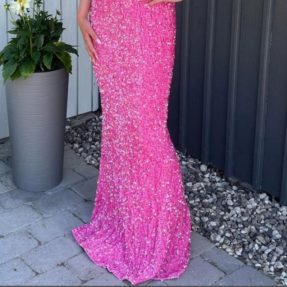 Glittrig rosa långklänning med öppen rygg - 3