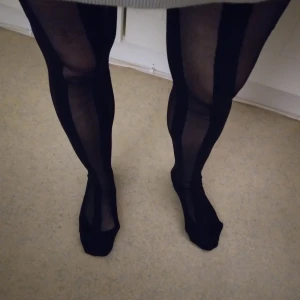 HELT NYA Svarta randiga tights / strumpbyxor, strl 36-38.  - HELT NYA svarta tights med breda vertikala ränder. De är tunna och har en snygg, modern look. Materialet är elastiskt och följsamt för en bekväm passform. Enkelt att matcha med olika outfits. Oanvända, endast provade en gång för att ta bild hur de ser ut på. Storlek 36-38, passar någon med XS-S.