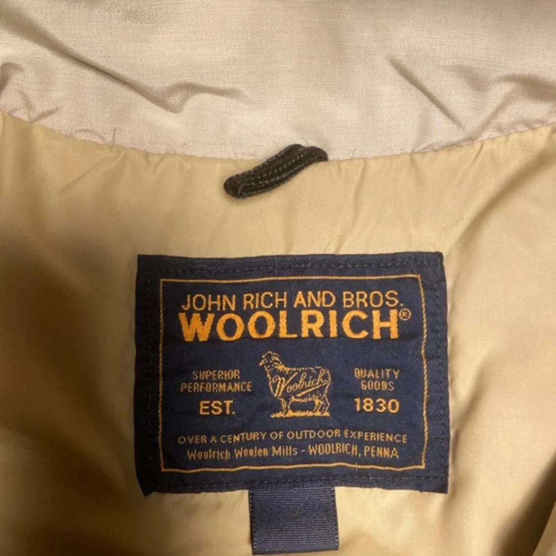 Beige dunjacka med päls från Woolrich strl M - 1