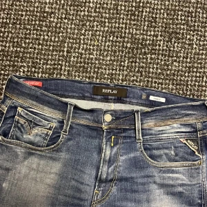 Replay Anbass Hyperflex 32! - Supersnygga jeans! Replay annars hyperflex, alltså tvär sköna! Size W 32 L 34. Begagnade men gott skick! Nypris ligger ca 1799! Hör av dig vid minsta fundering!🤩