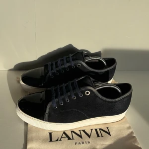 Lanvins  - Säljer ett par sjukt snygga lanvins i mörkblå färg, storlek UK8 motsvarar EU42, cond 8/10 heeldrag men i övrigt gott skick! Kommer med dustbag!