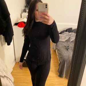 Svart polotröja från SHEIN XS - Svart polotröja från SHEIN i storlek XS. Tröjan har lång ärm och en tight passform med hög krage. Materialet är mjukt och stretchigt, perfekt för lager-på-lager. Enkel och stilren design som funkar till många olika looks. Tröjan har även slits på båda sidorna!