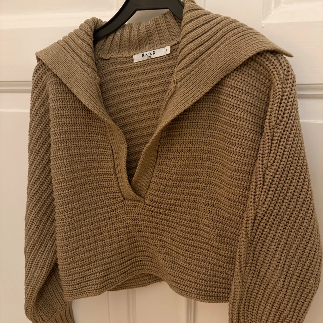 Brun stickad tröja från NA-KD