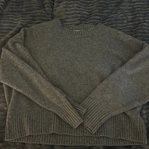 (Hål vid halsen, går att sy!)Mörkgrå stickad tröja från Zara -  mörkgrå stickad tröja från Zara i storlek S. Tröjan har rund hals, långa ärmar och breda ribbade muddar vid ärmslut och nederkant..