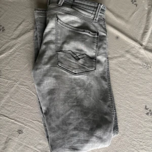 Replay Anbass grå slim jeans - Replay Anbass jeans i grå tvätt med slim fit-passning. Replay-logga på fickan. 